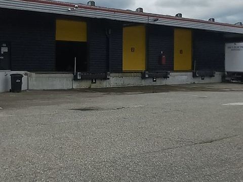 ST PRIEST : 1.000 M2 ENTREPOT AVEC QUAIS DE DÉCHARGEMENT / LOYER A SAISIR 5300 69800 Saint-priest