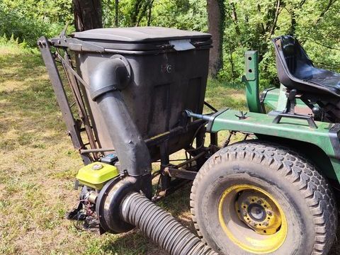 Bac et moteur de r&eacute;cup&eacute;ration d'herbe de tonte - John Deere 300 65100 Lourdes