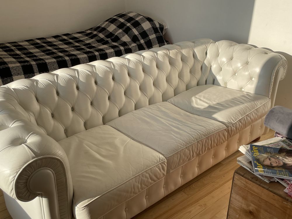 Canap&eacute;+Chesterfield+en+cuir+blanc Meubles