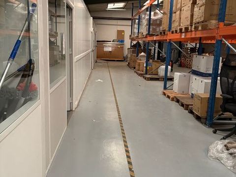 Bureau 20m&sup2; + stockage 145m&sup2; + 2 chambres froides 6300 31240 L'union