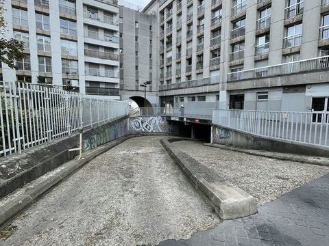  Parking / Garage  louer 2 m