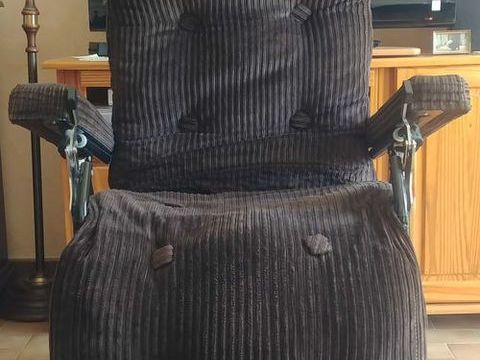 Fauteuil Relax Velours Marron en tr&egrave;s bon &eacute;tat 55� A venir chercher sur place, j'accepte que du liquide. 55 33160 Saint-m�dard-en-jalles