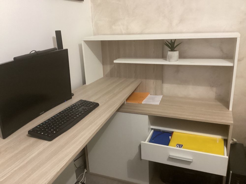 Bureau d'angle beige et blanc, meubles attenant, Meubles