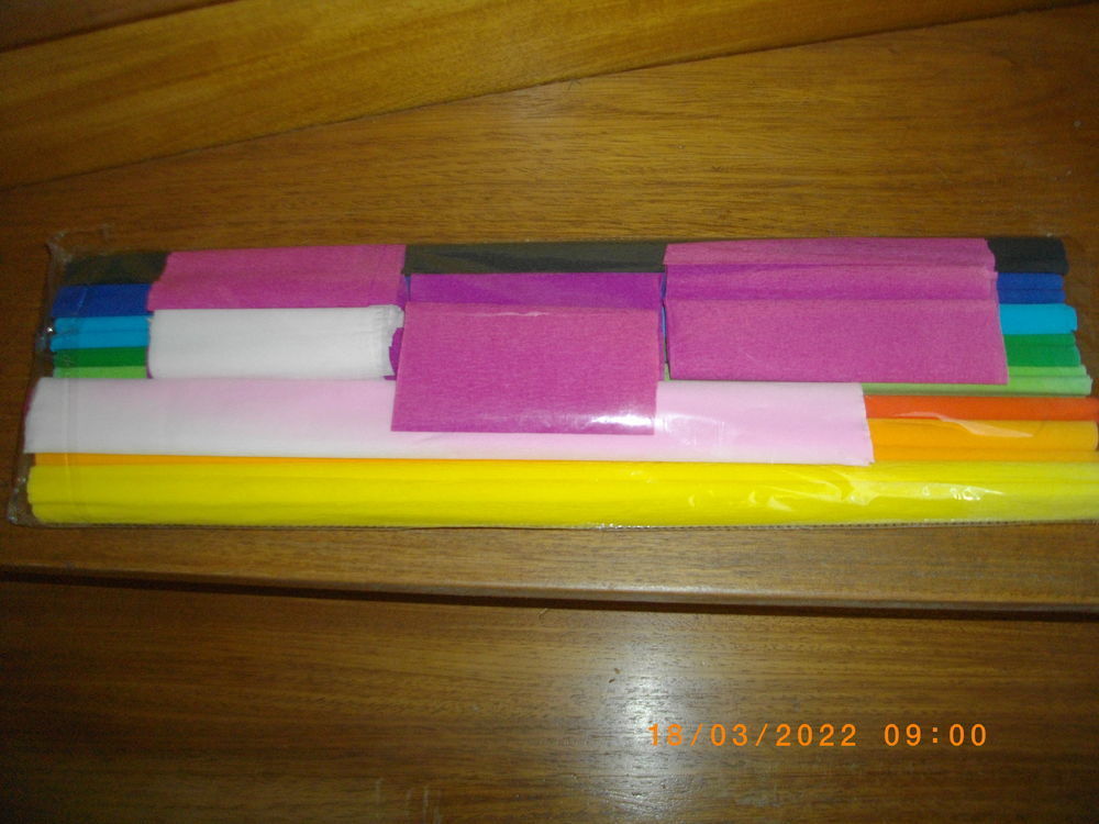 UN PAQUET DE 10 ROULEAUX DE PAPIER CREPON Décoration