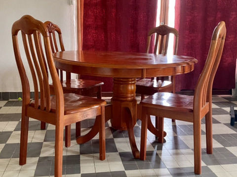 Belle table et chaises de salle  manger  250 Le Franois (97)