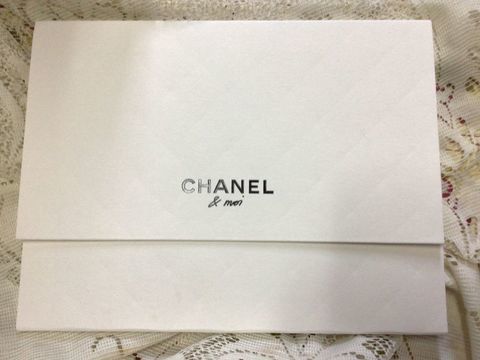 Pochette cartonn�e Chanel avec set nettoyeur sac 25 Meudon (92)