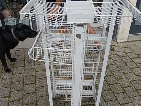 ensemble pr&eacute;sentoirs en m&eacute;tal  de vitrine et grille mural 65 25290 Ornans