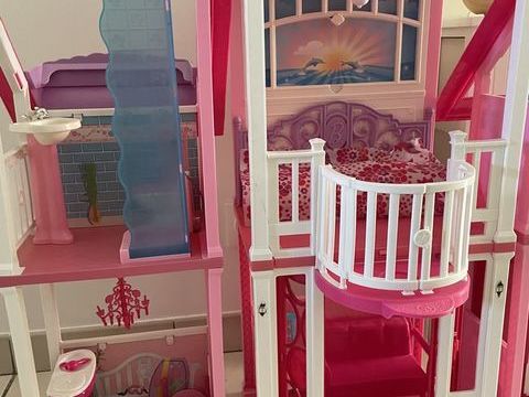 Barbie - maison de rve  35 Dcines-Charpieu (69)