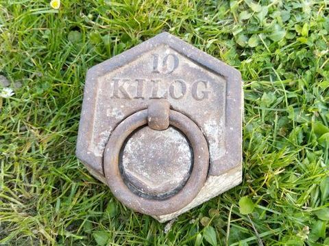 Poids anciens en fonte
45 Melun (77)