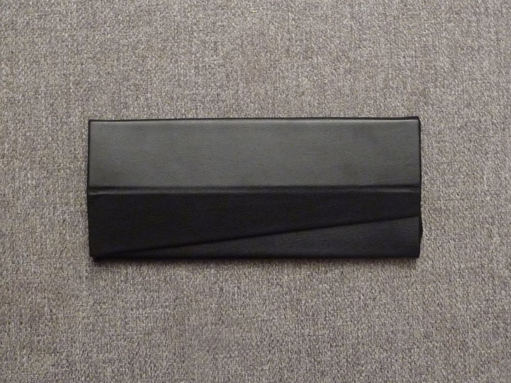 Etui &agrave; Lunettes Triangulaire Rigide Pliable Noir- Dior Maroquinerie