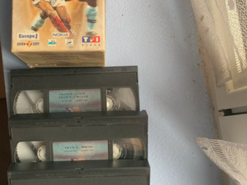 Coffret de 4 VHS coupe du monde de 1998. État neuf Moissac (82)