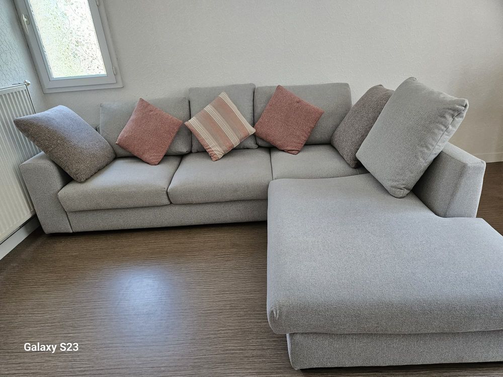 Grand Canap&eacute; confortable. Meubles