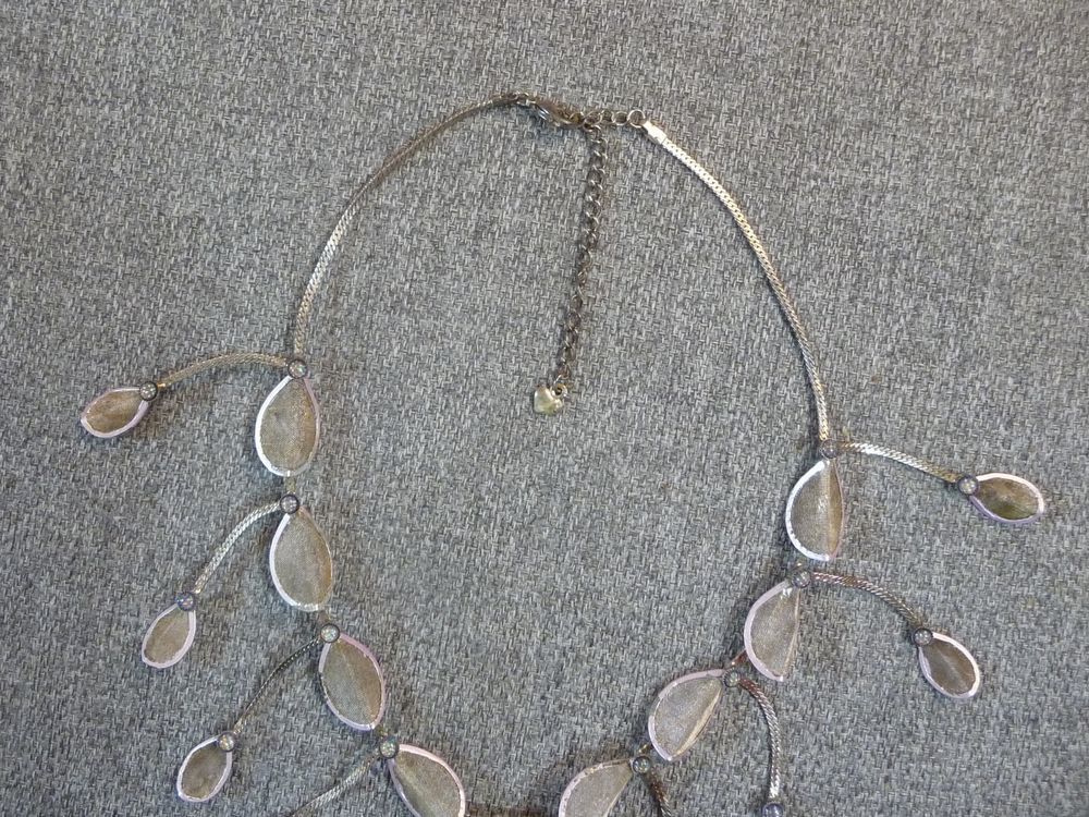 Collier Ajustable en M&eacute;tal Argent&eacute; Vieilli et ses Brindilles Bijoux et montres