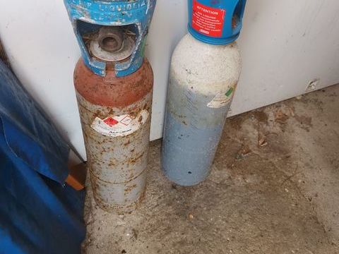 av challumeau et deux bouteille vide oxcygene ac&eacute;tylene 100 17650 Saint-denis-d'ol�ron