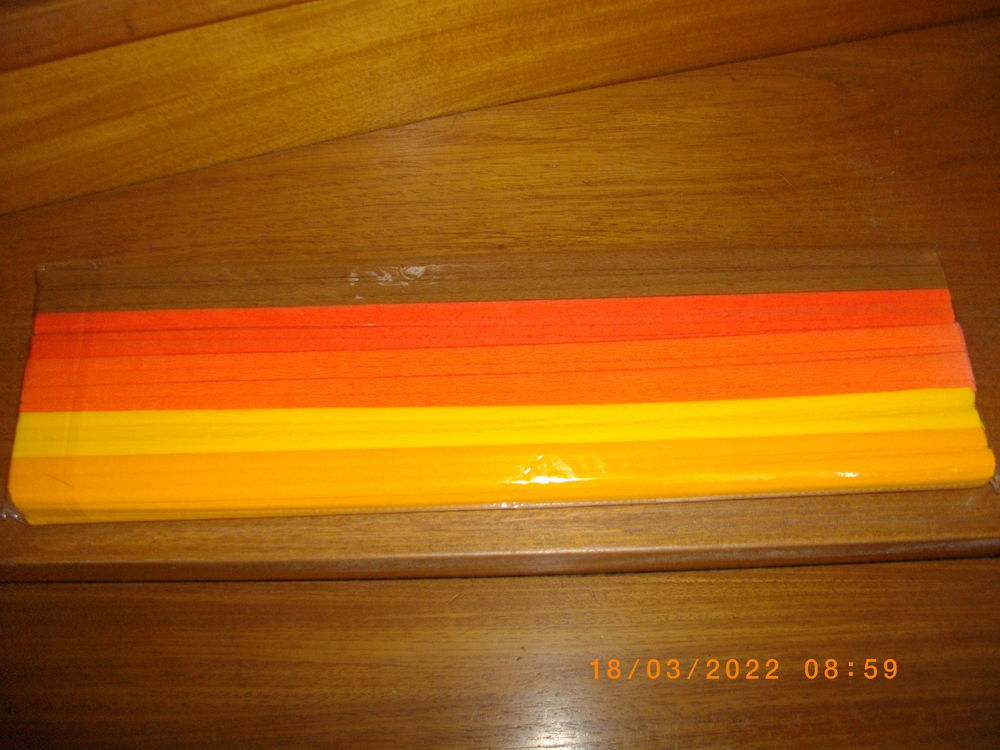 UN PAQUET DE 10 ROULEAUX DE PAPIER CREPON Décoration