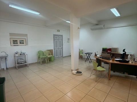 Local professionnel 40m&sup2; � id&eacute;al cabinet m&eacute;dical 900 97233 Sch�lcher