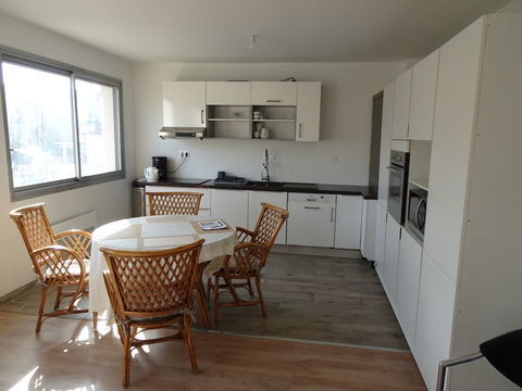   MEUBLE T3 LUMINEUX 85 M2 (93 m2) tour du pin Centre Appartement - 3 pi�ce(s) - 85 m�