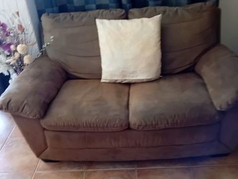 CANAPE 2 PLACES EN TISSU MARRON 150€ 150 St Mitre (13)