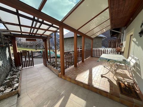   SAINT MARTIN LA PORTE Cette agr�able maison de village d'environ 100 m� + tr�s belle terrasse couverte et ensoleill�e, b�n�ficie de nombreuses d�pendances offrant ainsi une surface suppl�mentaire de 140 m� avec trois acc�s ind�pendants. Maison - 4 pi�ce(s) - 100 m�