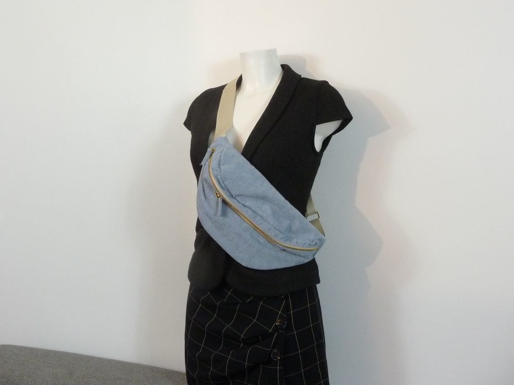 Sac Banane en Velours Bleu Ciel avec 2 Poches Zipp&eacute;es Maroquinerie