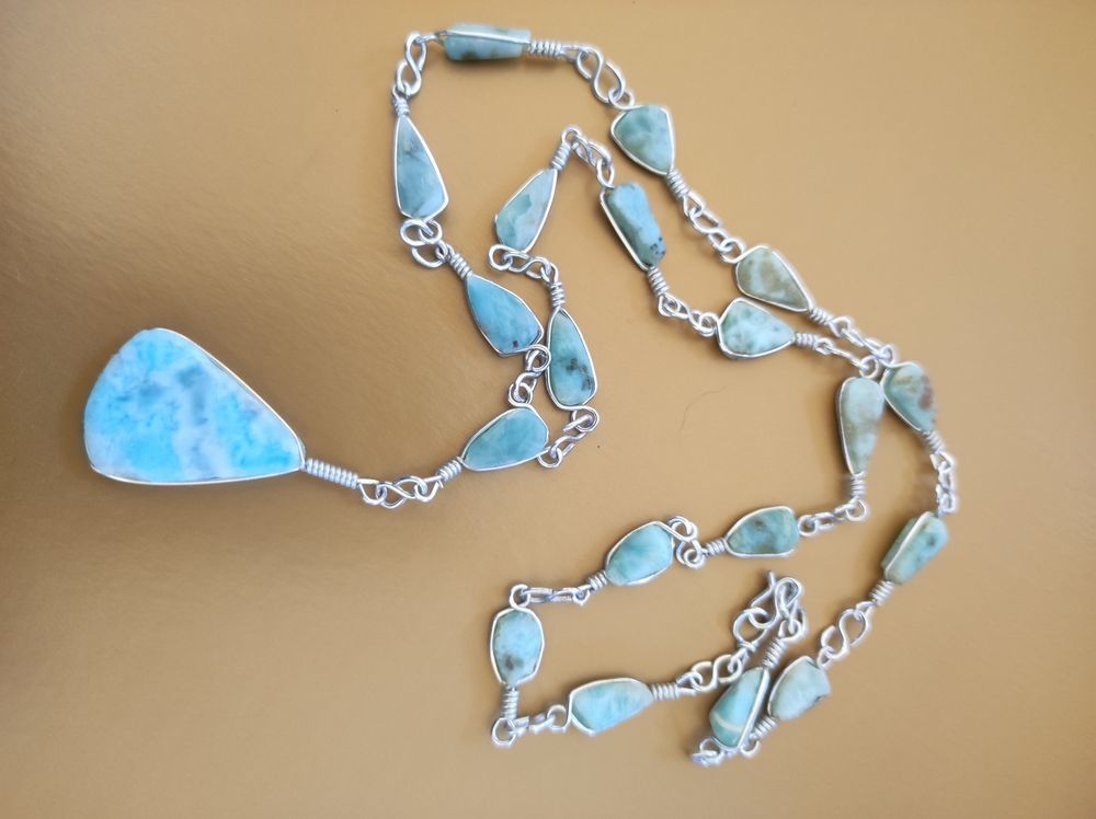 Magnifique collier mont&eacute; de v&eacute;ritables pierres de LARIMAR Bijoux et montres
