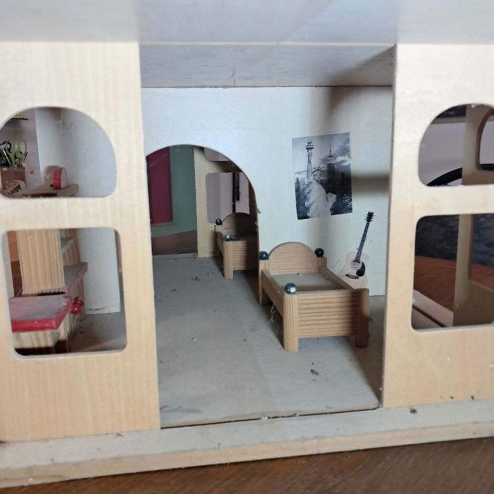 bonjour
Je vends cette jolie maison de poup&eacute;e en bois, id&eacute;al Mobilier enfants