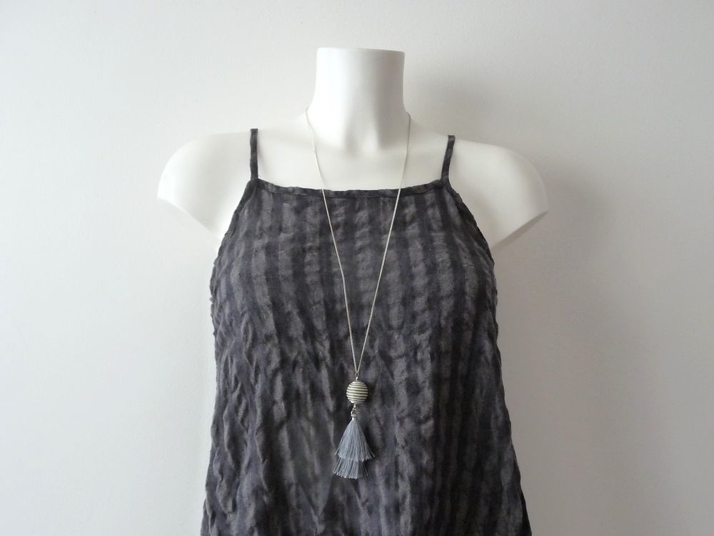 Collier/ Sautoir en M&eacute;tal Argent&eacute; avec son Pompon Gris Bijoux et montres