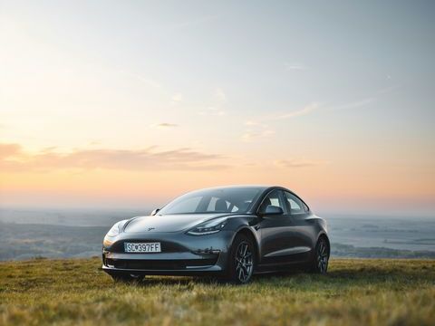 Tesla Model 3 vs Peugeot e-208 : laquelle choisir en occasion ?