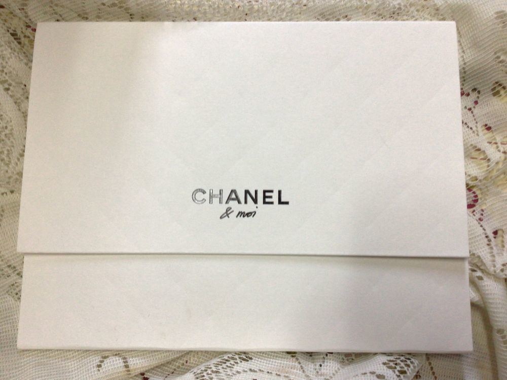 Pochette cartonn&eacute;e Chanel avec set nettoyeur sac Maroquinerie