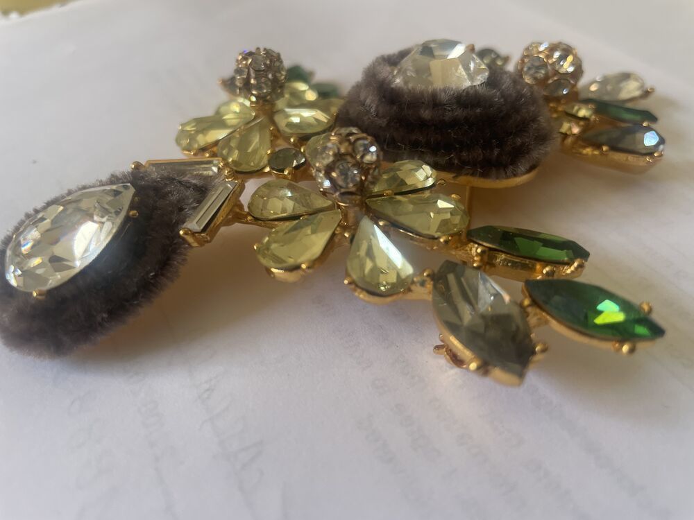 Broche Demi-Croix GM Strass Multicolore Coeur Crystal velour Bijoux et montres