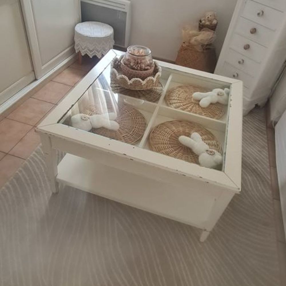 Grande table basse de salon blanche &agrave; tiroirs vitr&eacute;s Meubles