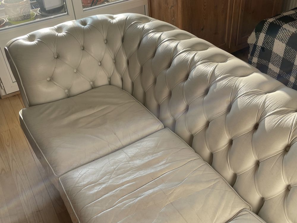 Canap&eacute;+Chesterfield+en+cuir+blanc Meubles