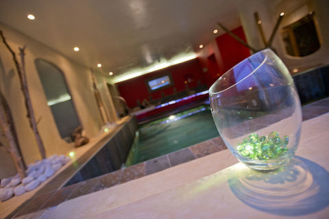 Vente d'un immeuble avec spa et piscine int&eacute;rieure au Pays Basque 665500 64780 Oss�s