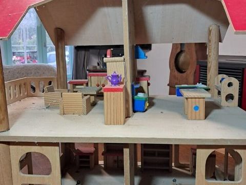 bonjour
Je vends cette jolie maison de poupée en bois, idéal Villiers-Saint-Georges (77)