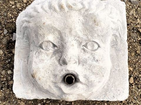 degeuloir fontaine pierre taille tete mural 330xh310xep160 280 Saint-Jean-de-Fos (34)