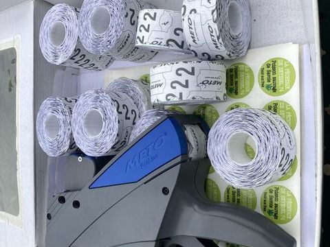 etiqueteuse  quasi neuve avec nombreux rouleaux 25 74910 Seyssel