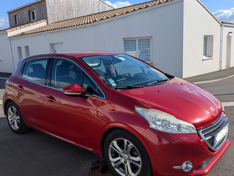 Peugeot 208 1.6 e-HDi 92ch FAP BVM5 BLUE LION Allure 2014 occasion Saint-Sauveur-d'Aunis 17540