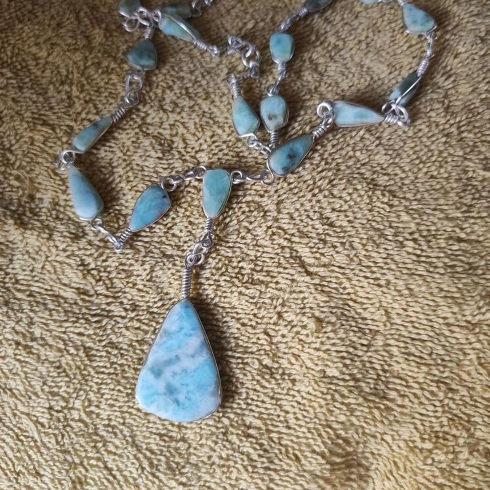 Magnifique collier mont&eacute; de v&eacute;ritables pierres de LARIMAR Bijoux et montres
