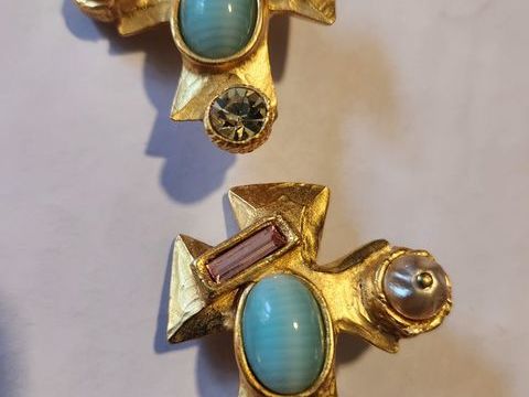 BO Clip croix dor�e DG cabochon bleu/ perle/strass C.LACROIX 195 Vigneux-sur-Seine (91)