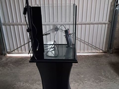Aquarium sur pied avec &eacute;clairage et filtre. 80 12290 Pont-de-salars