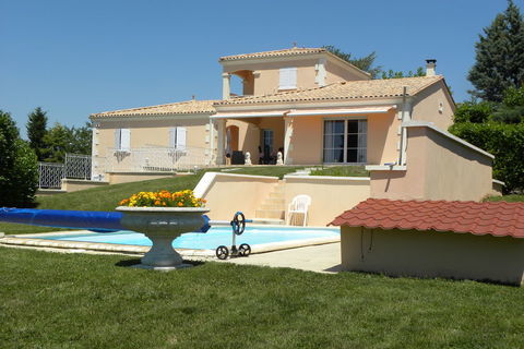   CONTEMPORAINE SUR PROPRIETE EN SITUATION DOMINANTE Villa - 6 pi�ce(s) - 170 m�