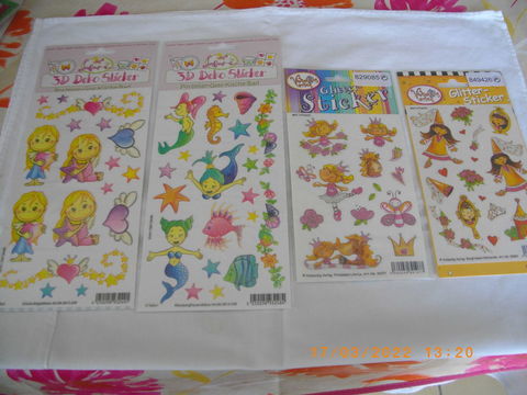 QUATRE PAQUETS DE PLAQUES DE STICKERS POUR ENFANT 8 Perros-Guirec (22)