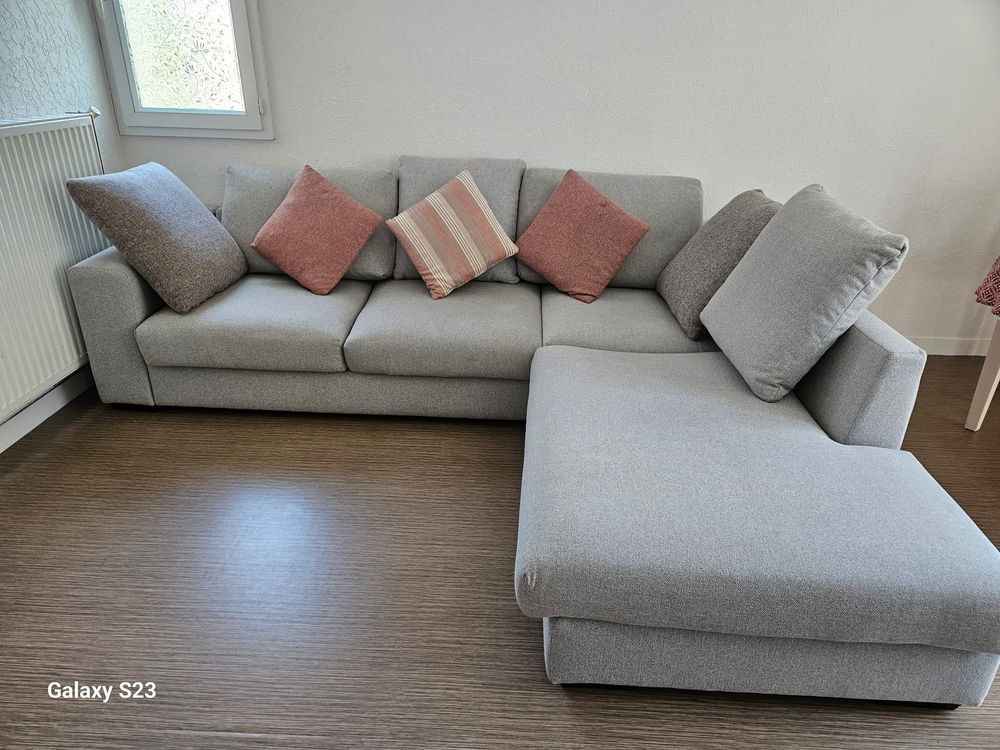 Grand Canap&eacute; confortable. Meubles