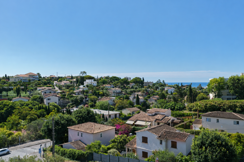   Antibes (06600)