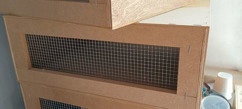 Boite de transport en bois et MDF, grillag&eacute;e. 15 30000 N�mes