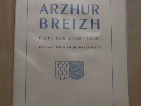 ARZHUR BREIZH  livre écrit en  BRETON 15 Brest (29)