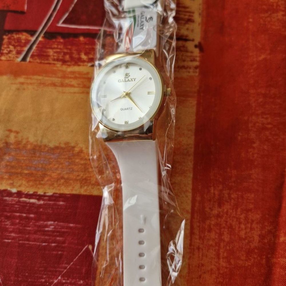 Lot objets divers vetements bijoux nettoyeurs Vêtements