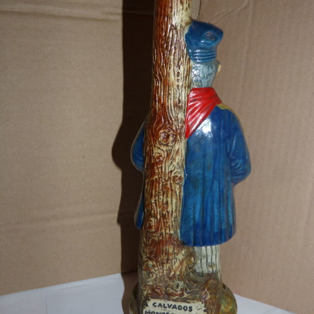 GRANDE BOUTEILLE HOMME AVEC UNE CANNE 