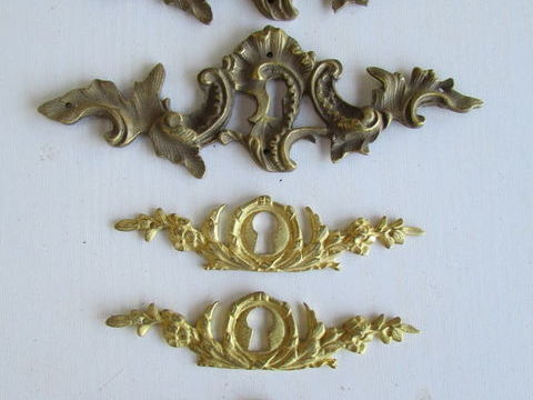 Lot de 7 entr�es de serrure en bronze dor� de style Louis XV 50 Paris 20 (75)