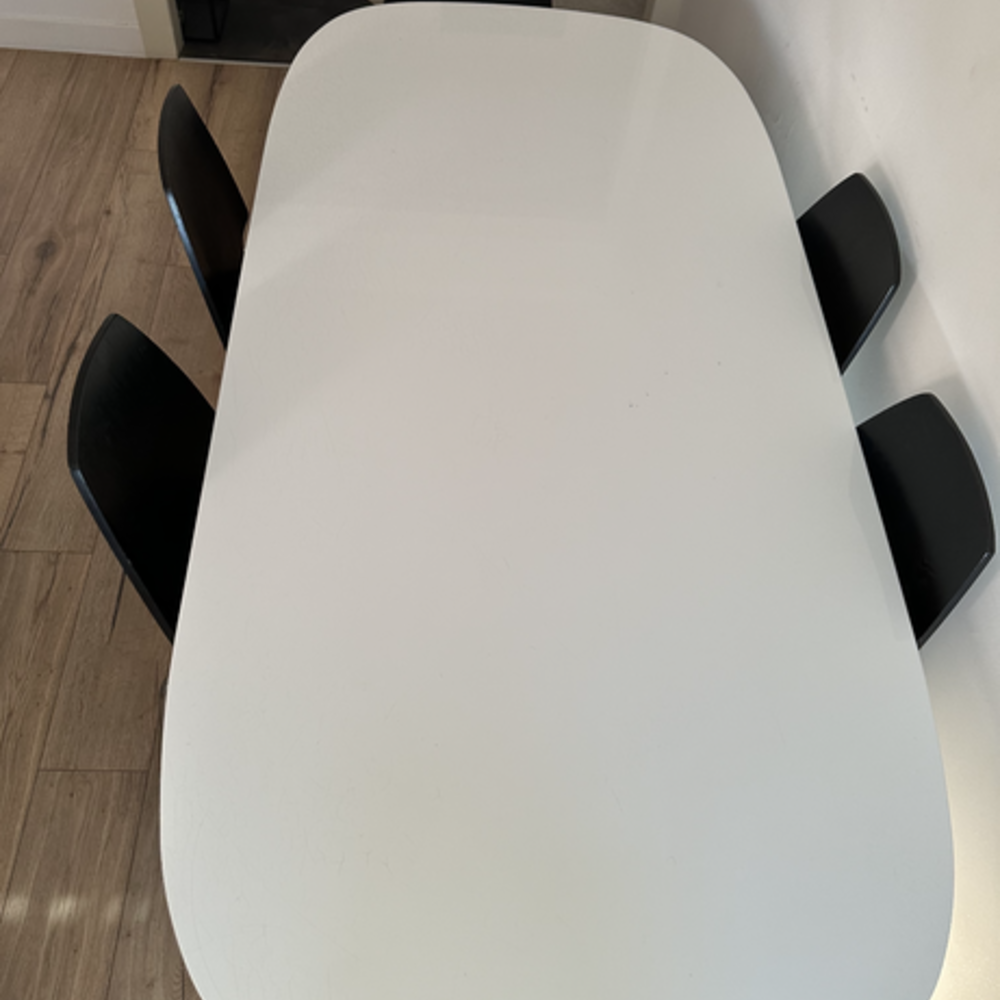 Table blanche avec 6 chaises noires Meubles